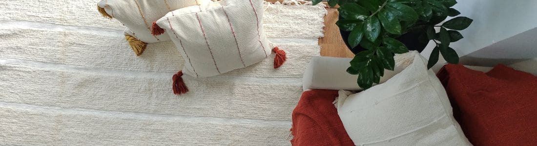 Dicas para combinar tapetes e almofadas na sala e criar uma decoração elegante